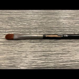 MAC Cosmetics 236 Brush